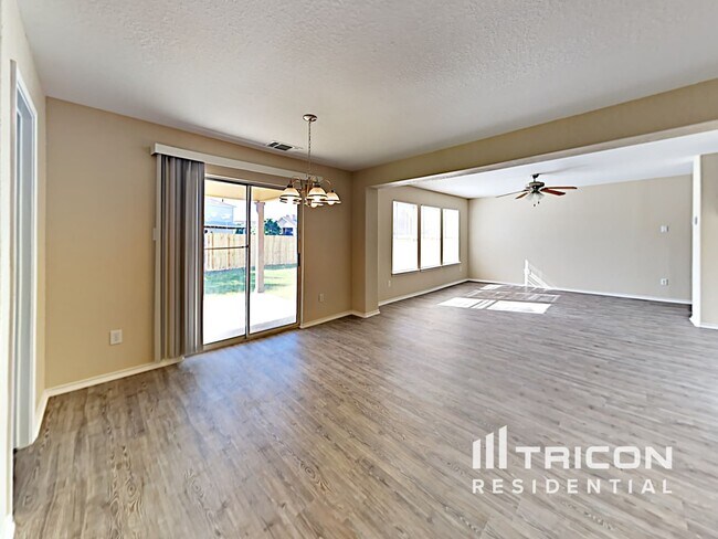 Building Photo - 2107 Hollow Cir