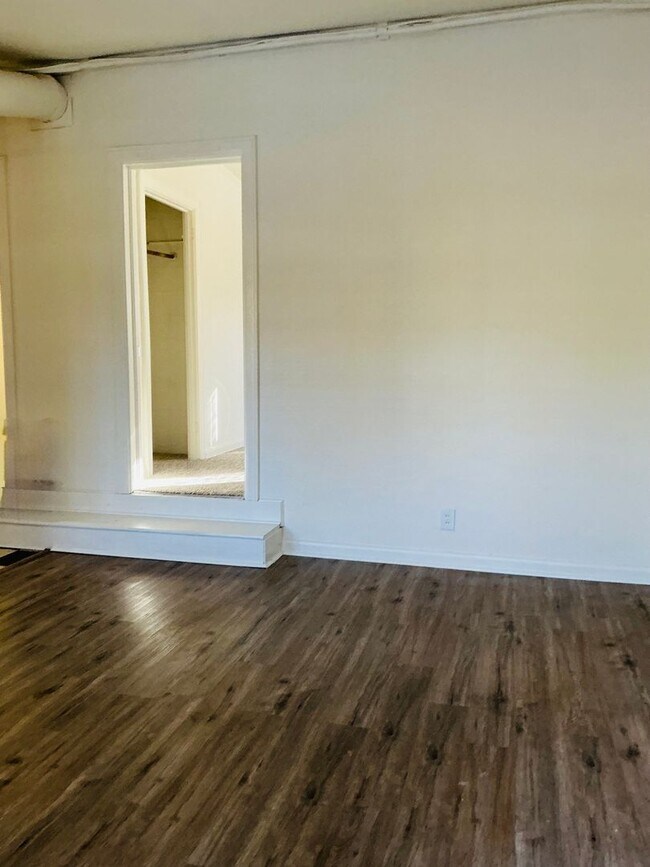 Building Photo - Available Now! *App Fees Waived for February!* 2 bedroom/1 bathroom updated home in Normaltown Av...