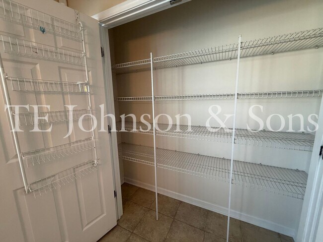 Building Photo - Spacious 4 Bedroom Home with Fenced Yard & Two Car Garage in Clemmons