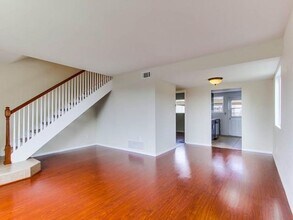 Building Photo - Awesome Townhome w/ 3 bedroom