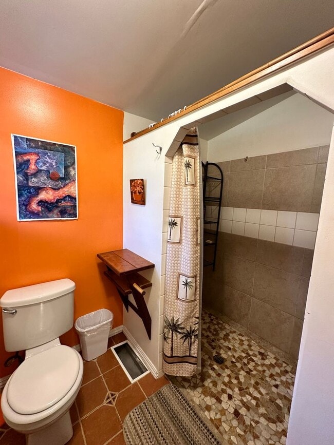 Building Photo - Island-Style Living in Hawaiian Paradise Park