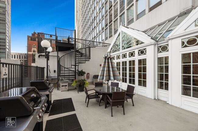 Building Photo - 111 E Chestnut St