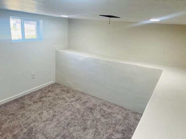 Building Photo - Beautifully remodeled home