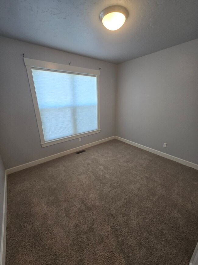 Building Photo - Beautiful Home with Comfort and Convenienc...