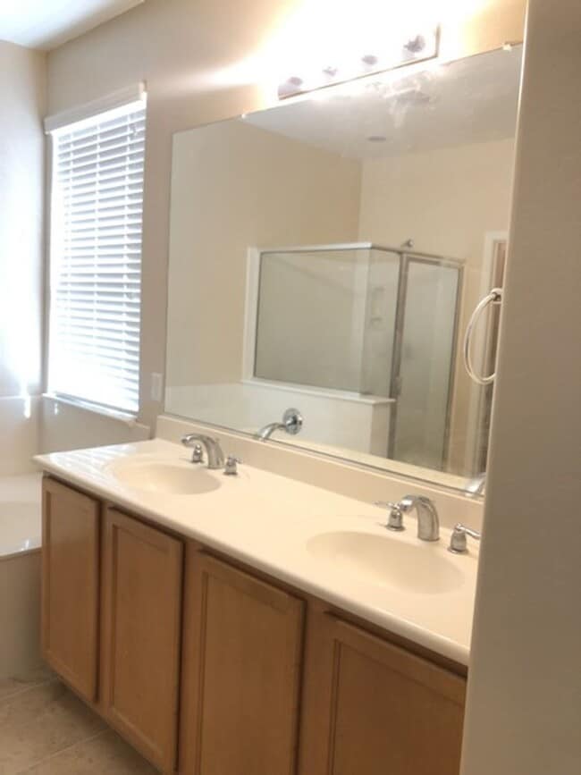 Building Photo - Beautiful 4 Bedroom / 2 Bath, in North Pho...