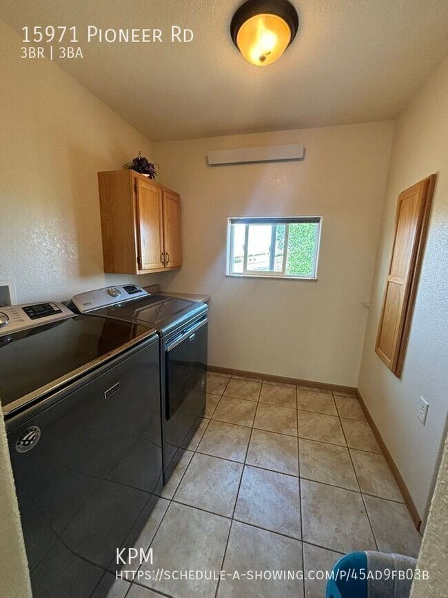 Building Photo - 15971 Pioneer Rd