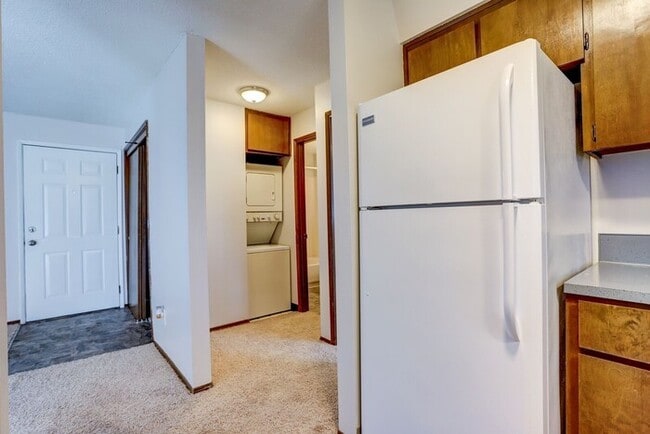 Building Photo - 1 Bed / Bath Available soon! Washer/Dryer in unit!