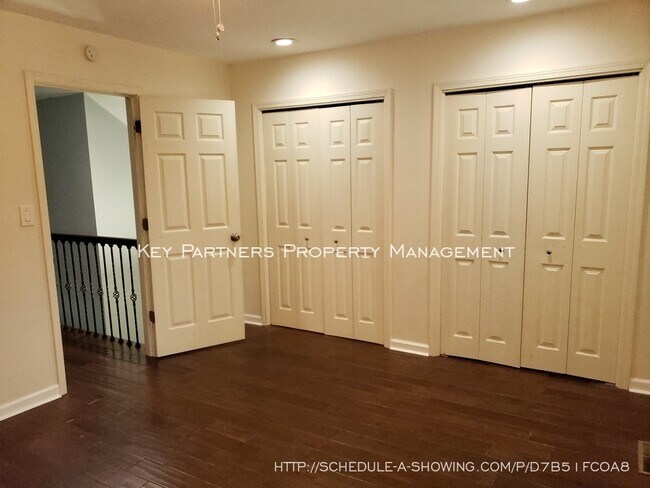 Building Photo - 8620 W 117th - SPACIOUS and Updated!