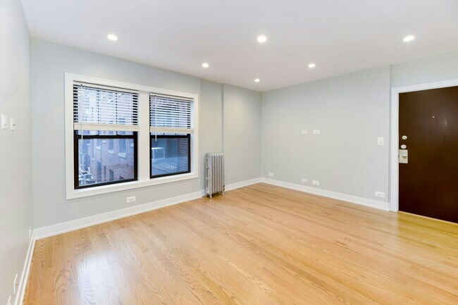 Primary Photo - 518 W Cornelia Ave