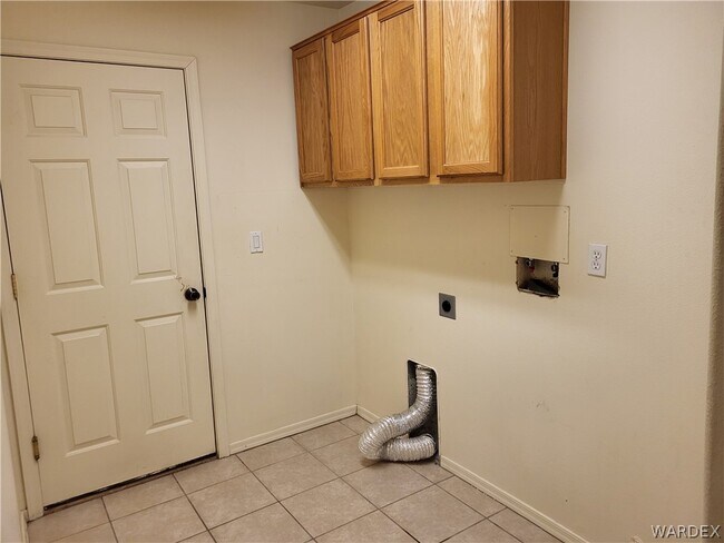 Building Photo - 9842 S Phoenix Dr