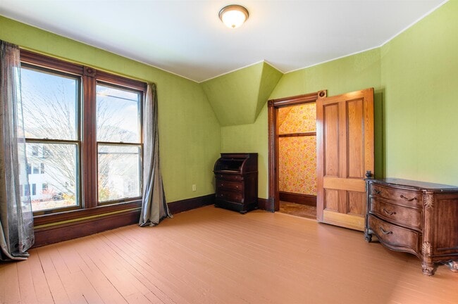 Building Photo - 19 Pine St