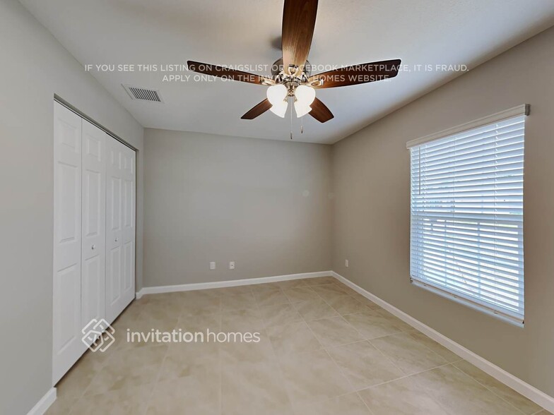 Building Photo - 851 SW Paar Dr