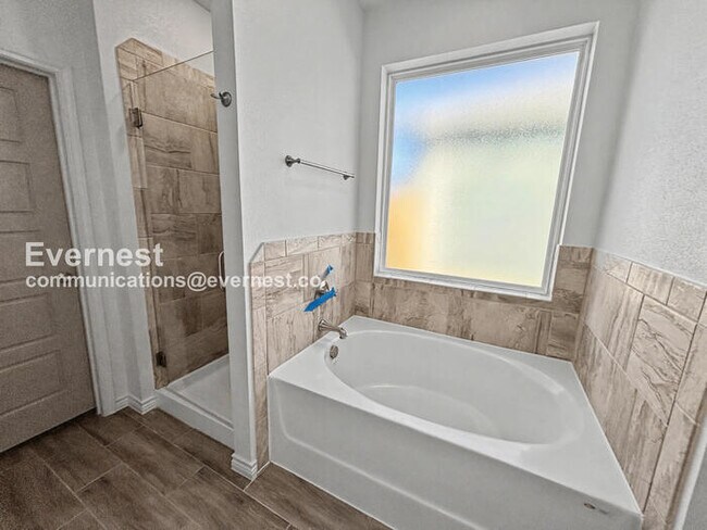 Building Photo - Limited Time Special Offer / 3 Bed/2 Bath Home with Attached Garage / Pet-Friendly / Vouchers Acc...