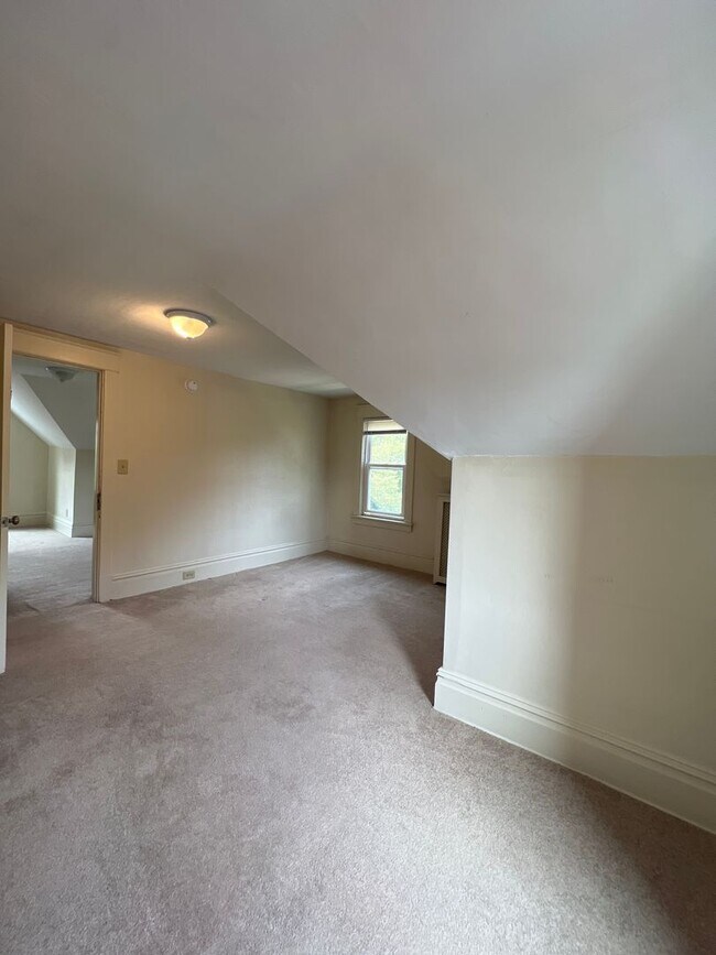 Building Photo - Two Bedroom apartment near engineering and...