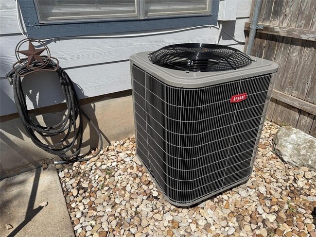 Building Photo - 6109 Parkwood Dr