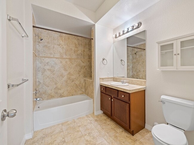 Building Photo - 2 bed 2 Bath Condo with Community Pool!