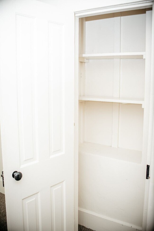 Building Photo - 204 E High St