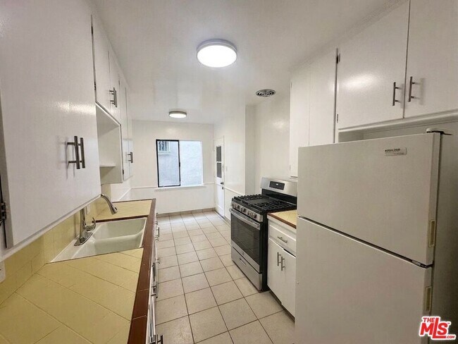 Building Photo - 1000 N Orange Grove Ave