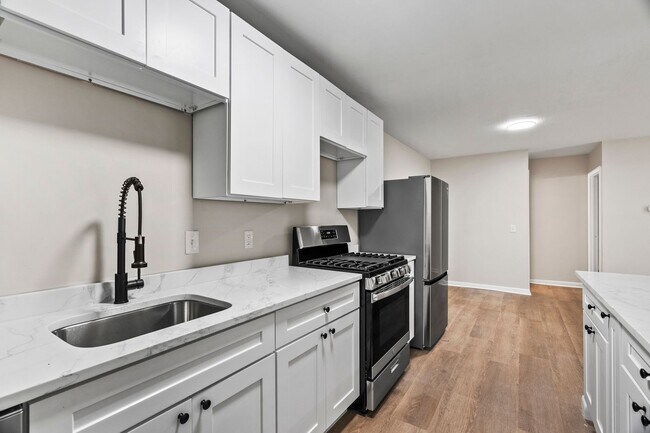 Building Photo - Newly Renovated 2 Bed/1.5 Bath in Cranston!