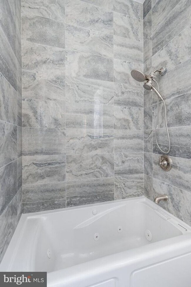 Building Photo - Breathtaking House for Rent wt Roof Deck