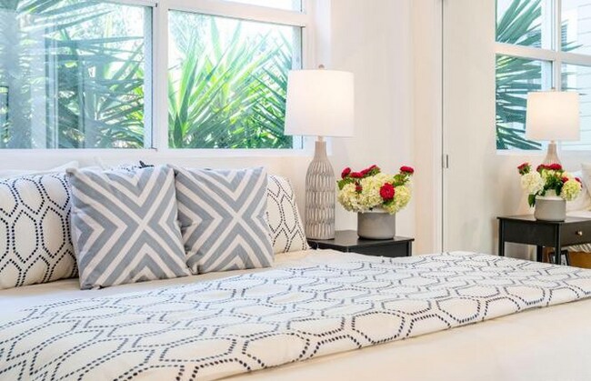 Building Photo - Situated in an excellent location of SOMA ...