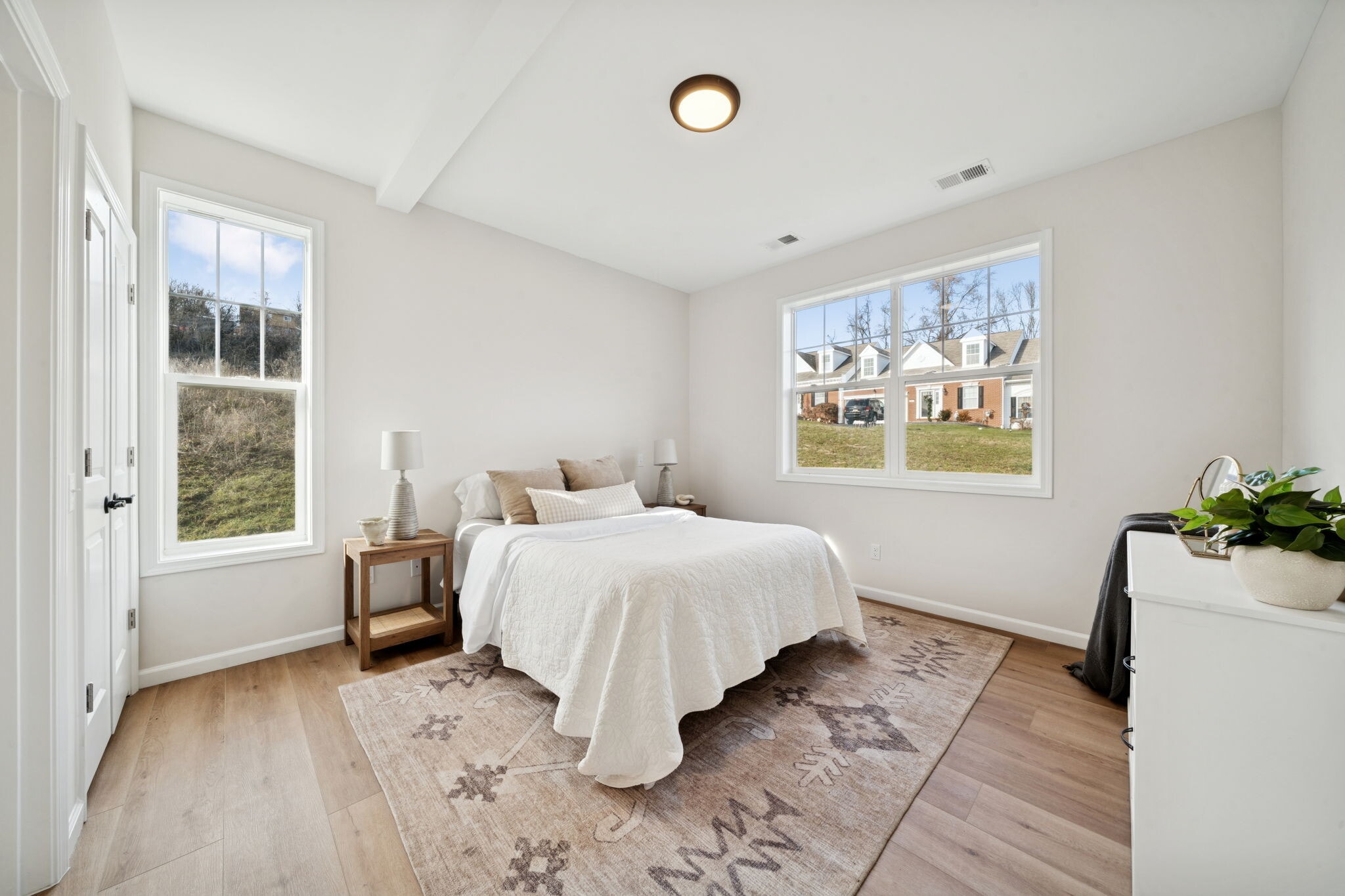 Building Photo - 2219 Lebanon Dr