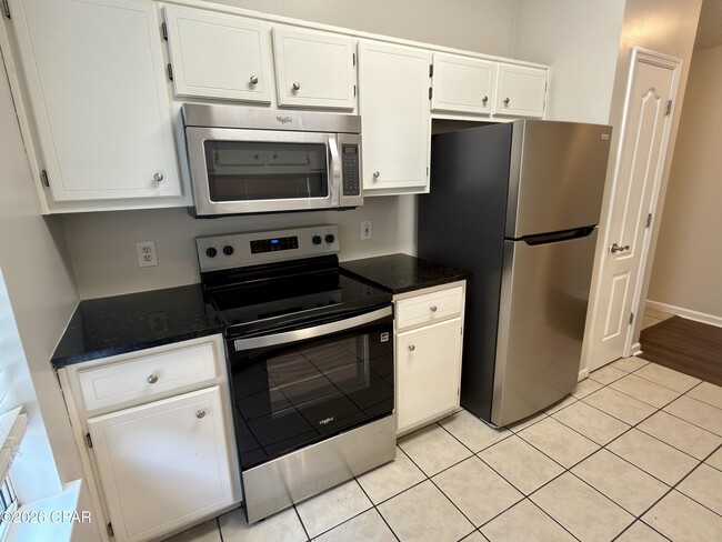 Building Photo - 425 Dolphin Dr