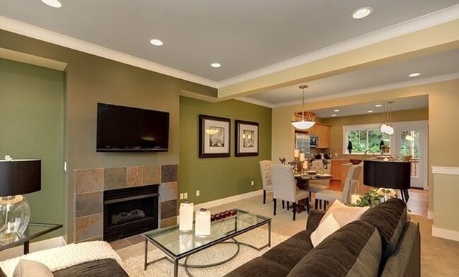 Building Photo - Spacious 4 bed Townhome in Central locatio...