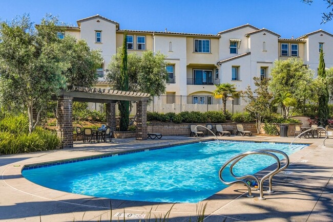 Building Photo - Stylish Three-Story Townhome with Private Courtyard & Pool Access