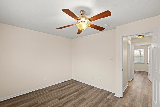 Building Photo - Adorable townhome with beautiful upgrades!