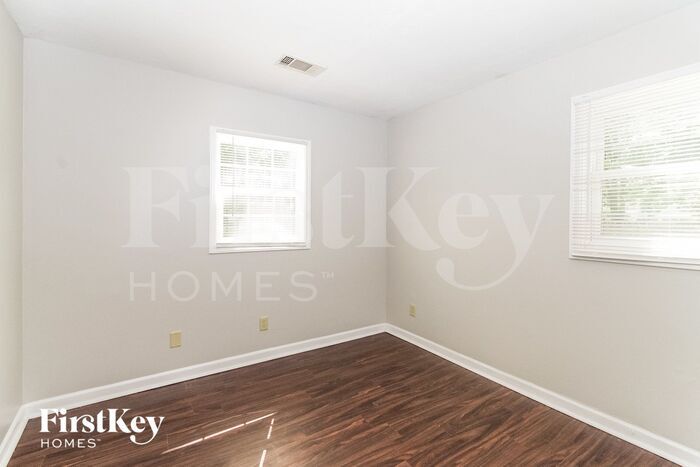 Building Photo - 7338 Kingsley Dr