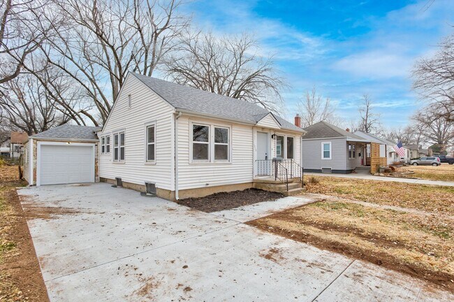 Building Photo - Updated 2 Bed, 1 Bath