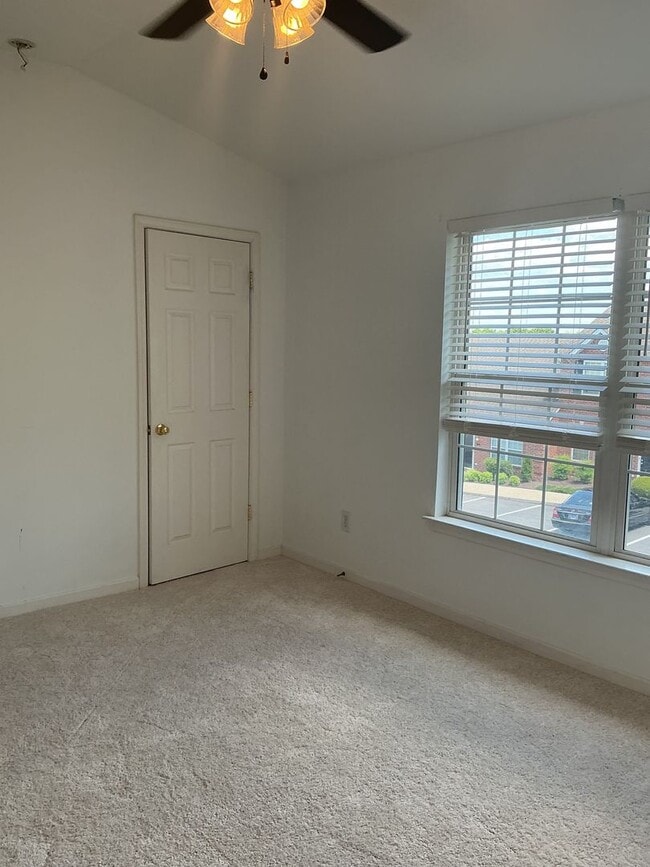 Building Photo - Move-In Ready 2-Bedroom Townhouse in the H...