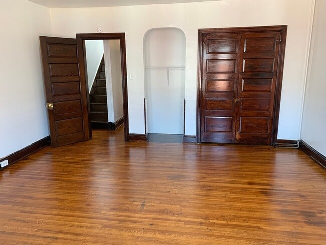 Building Photo - Spacious 4 Bedroom 1.5 Bath, 2 Car Garage-...