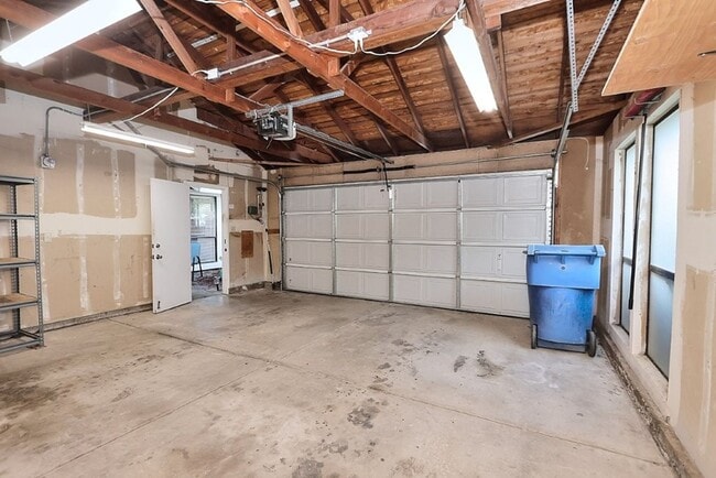 Building Photo - Beautiful corner halfplex available now for rent!