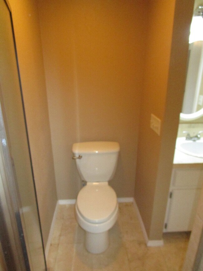 Building Photo - (2) Bed/(2.5) Bath Townhome Avail Now! Poo...