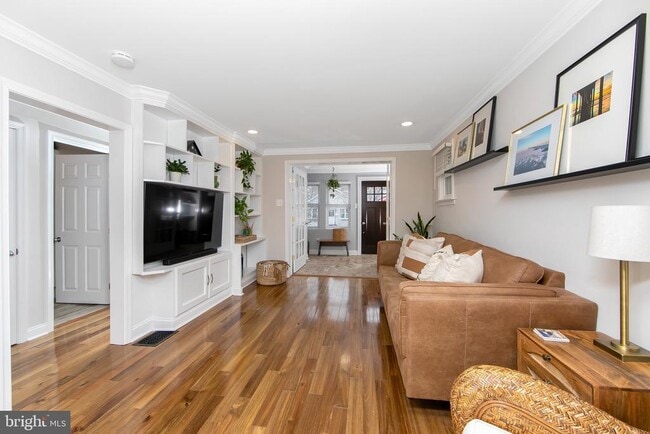 Building Photo - 22 W 6th Ave