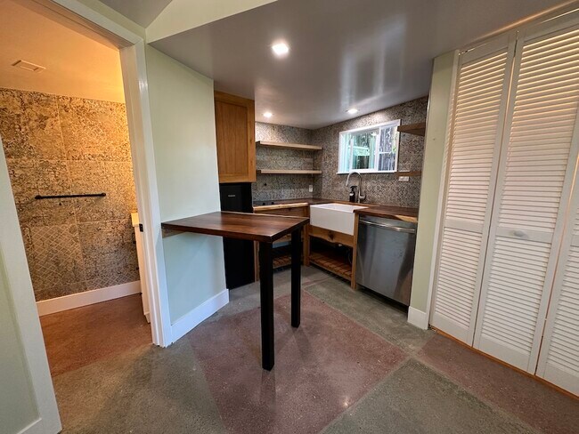 Building Photo - 119 S Alvarado St