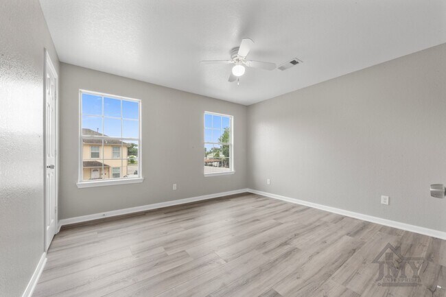 Building Photo - Duplex For Lease
