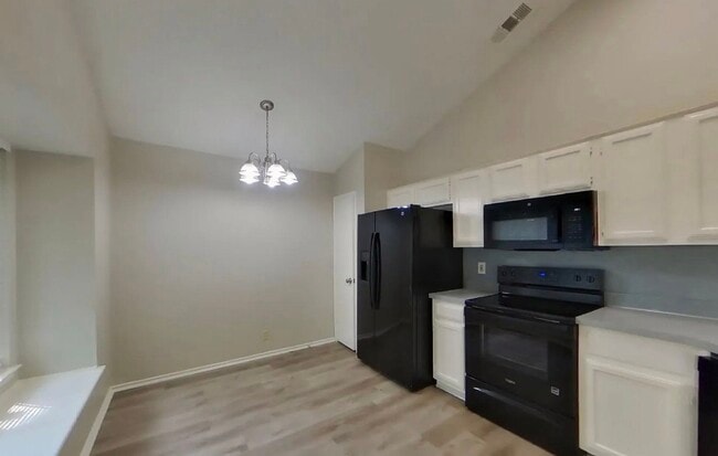 Building Photo - MOVE IN READY