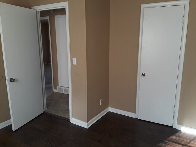 Building Photo - Spacious 4 Bedroom House