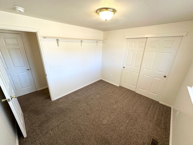 Building Photo - 404 Bramble Ct