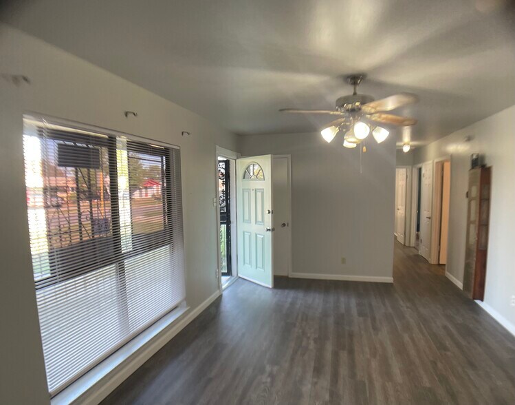 Living room - 1442 Parnell Ave