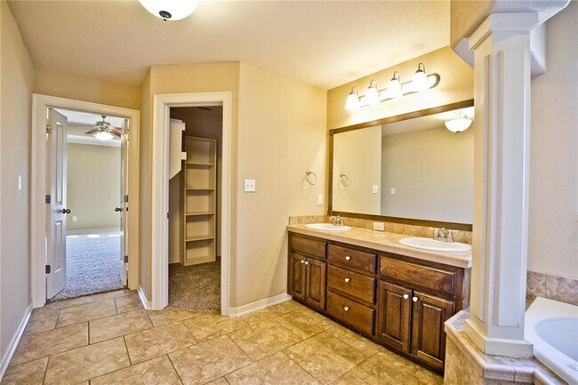 Building Photo - 3761 W Providence Dr