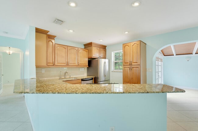 Building Photo - 744 W Ilex Dr