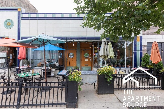 Building Photo - 941 W Carmen Ave