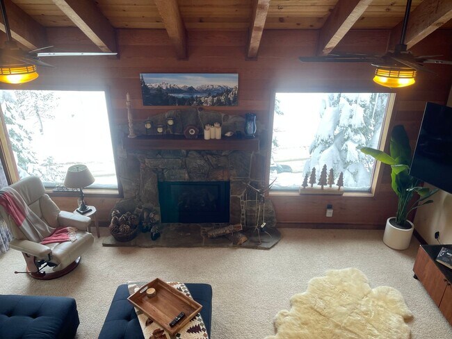 Building Photo - Beautiful furnished house in Stateline available now!