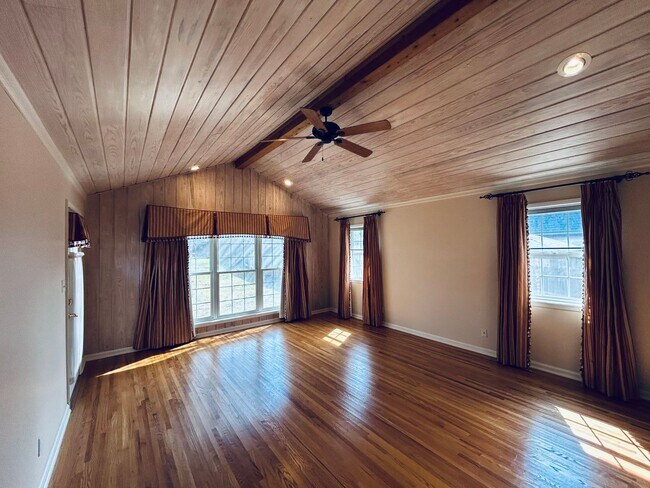 Building Photo - Absolutely gorgeous, remodeled home in beautiful location in Midtown Tulsa