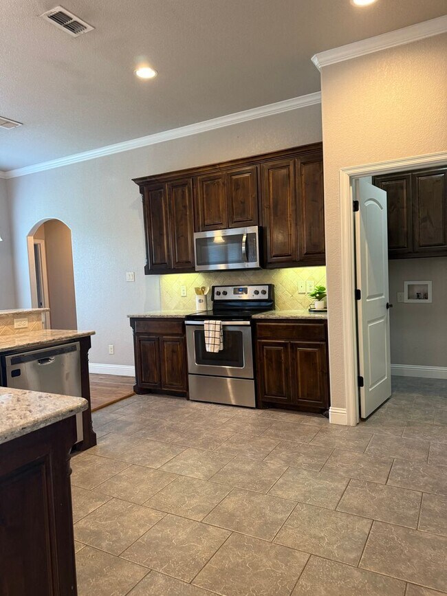 Building Photo - 3/2/2 - WATER + LAWN CARE Included + COMMUTER FRIENDLY