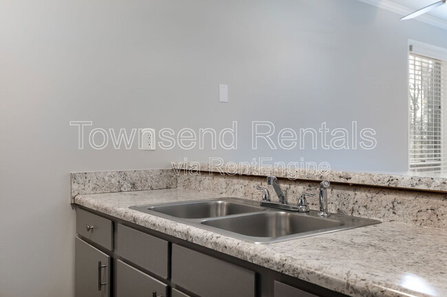 Building Photo - 5858 Century Oaks Dr